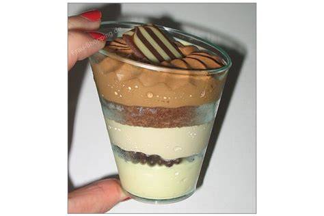 Verpackung und Portionierung der „Kleiner Augenblick“ Dessertbecher im Tiefkühlregal