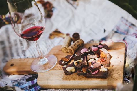 Versandkarton mit Schokolade und Wein