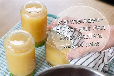 Verschieden beschriftete Marmeladengläser auf Vorratsregal