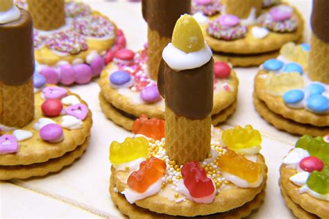 Verschieden große Türme bestehend aus Waffelröllchen und Keksen, wunderschön verziert