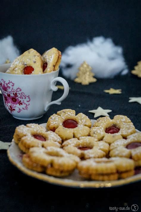 Verschieden verzierte Mürbeteigplätzchen auf einem Teller