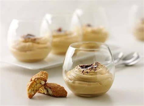Verschiedene Ananas-Dessertideen (Tiramisu, Mousse, Crumble)