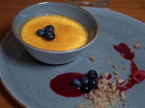 Verschiedene Anschnitt-Variationen: mit Beeren, mit Schokoröllchen, mit Krokant