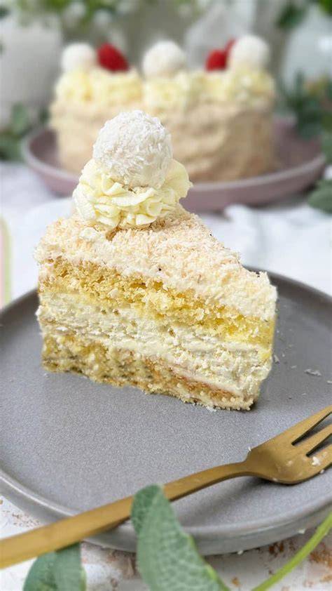 Verschiedene Anschnitte von Mango-Kokos-Torten, Baiser und Raffaello als Deko
