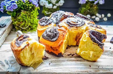 Verschiedene Anwendungsbeispiele selbstgemachter Schokocreme: Brot, Pancakes, Croissants