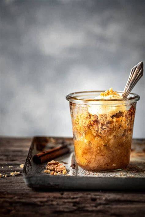 Verschiedene Apfeldesserts: Strudel, Bratapfel, Crumble