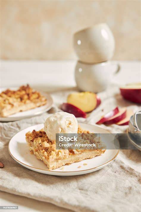 Verschiedene Apfelkuchen auf einem Tisch