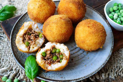 Verschiedene Arancini-Füllungen: Ragù, Ricotta-Zitrone, Mozzarella