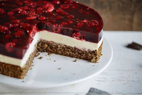 Verschiedene Arten von Himbeer Mascarpone Kuchen: mit Biskuitboden, Keksboden und Nussboden