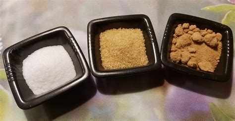 Verschiedene Arten von braunem Zucker: Vollrohrzucker, Rohrohrzucker, karamellisierter Braunzucker