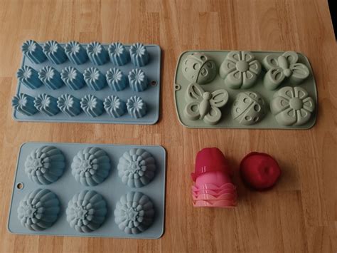 Verschiedene Backformen aus Cynthia Barcomis Kollektion