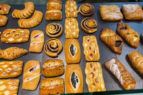 Verschiedene Backwaren mit Zimt-Zucker-Kruste im Vergleich (vor/nach dem Backen)