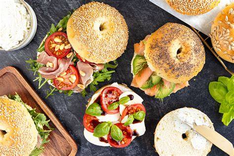 Verschiedene Bagel-Varianten auf einem Teller