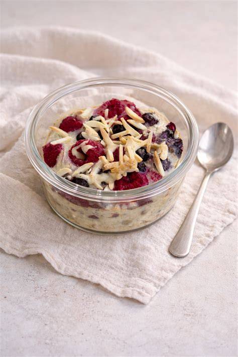 Verschiedene Baked Oats Varianten: Schoko, Beeren, Zimt
