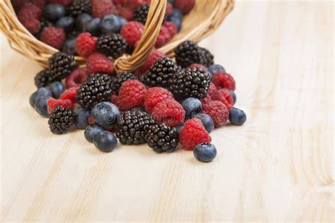 Verschiedene Beeren auf Holztisch