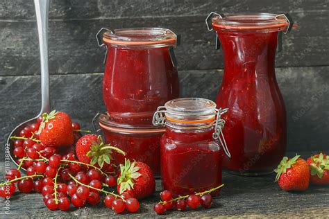 Verschiedene Beeren und Marmelade im Glas