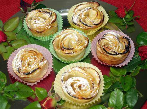 Verschiedene Blätterteig-Varianten: Schnecken, Apfelrosen, Hörnchen auf einem großen Tablett