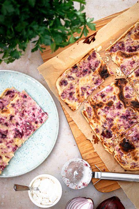 Verschiedene Blaubeer-Cheesecake-Varianten (vegan, klassisch, Zebramuster)