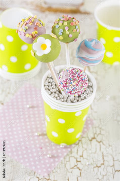 Verschiedene Blumentopf-Kuchen mit bunter Deko