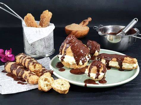 Verschiedene Brandteiggebäcke: Windbeutel, Eclairs und Churros