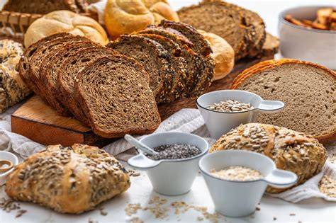 Verschiedene Brotscheiben: Weißbrot, Mischbrot, Vollkorn