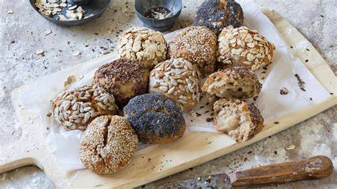 Verschiedene Brotscheiben aus Nüssen, Samen und Haferflocken, ohne Mehl und Zucker