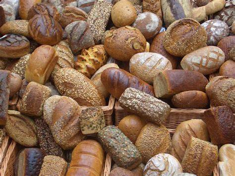 Verschiedene Brotsorten: Vollkorn, Roggen, Saaten