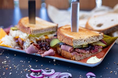 Verschiedene Brotsorten mit Senfkruste, Pastrami Sandwich und Honig-Senf-Dip