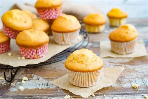 Verschiedene Butterkuchen und Muffins auf einem Tisch