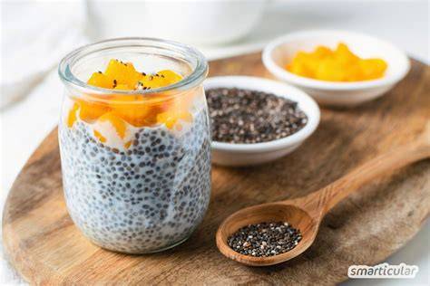 Verschiedene Chia Pudding Varianten in Gläsern