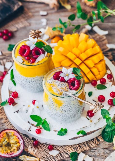 Verschiedene Chia Pudding Variationen mit Beeren, Schokolade und Mango