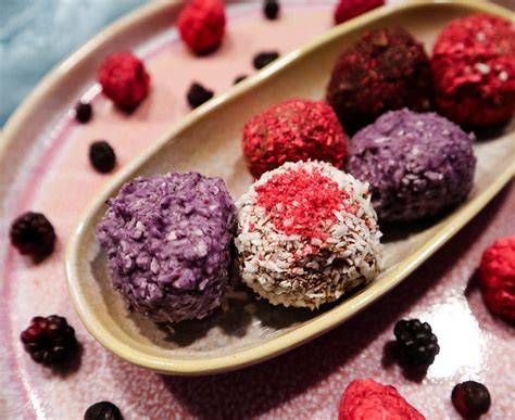 Verschiedene Chia-Pudding-Varianten: Schoko, Beeren, Kokos