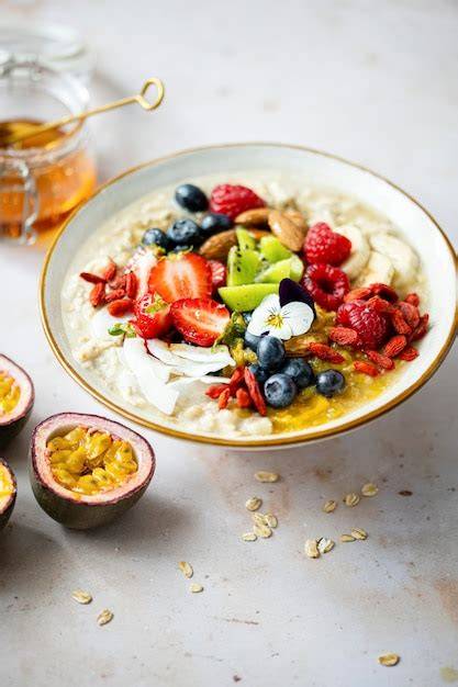 Verschiedene Chia-Pudding-Varianten mit Früchten und Nüssen