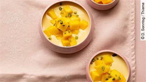 Verschiedene Chia-Pudding-Variationen (Mango, Schoko, Beeren)
