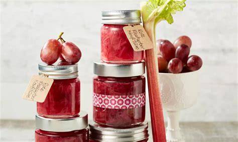 Verschiedene Chutneys in Gläsern - Rhabarber, Apfel-Quitte, Zucchini-Kürbis