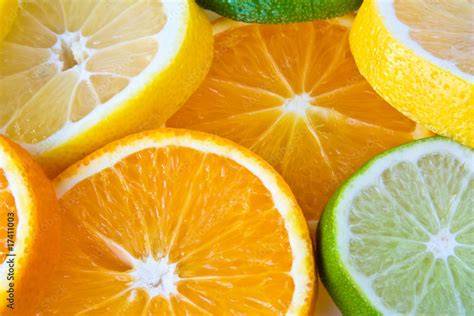 Verschiedene Citrusfrüchte: Zitronen, Limetten, Orangen