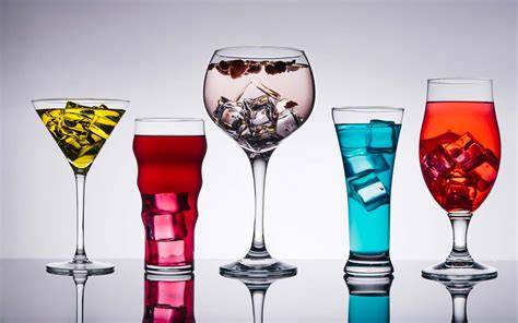 Verschiedene Cocktailgläser mit frischen Drinks