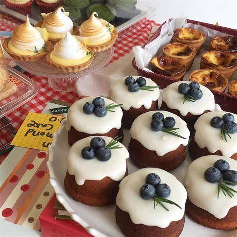 Verschiedene Cocktailkuchen auf einer Desserttafel