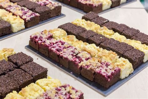 Verschiedene Cookie-Varianten auf einem Blech