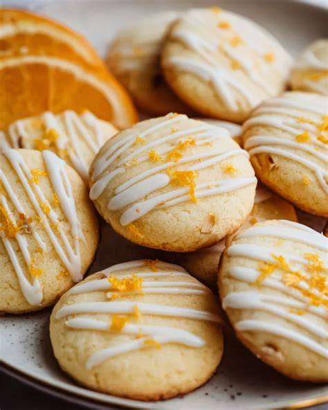 Verschiedene Cookie-Variationen (Nüsse, Glasur, Orange)