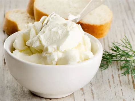 Verschiedene Cremeschalen mit Mascarpone-, Frischkäse- und Quarkcremes