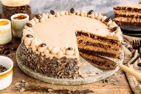 Verschiedene Cremetorten auf einer Kaffeetafel