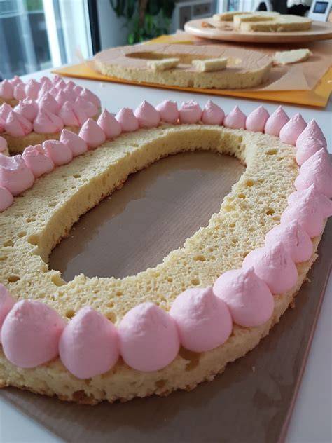 Verschiedene Cremetupfen auf Number Cake