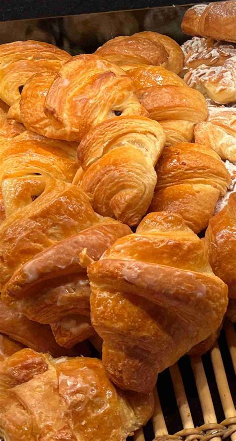 Verschiedene Croissant-Varianten: Natur, Schoko und pikant
