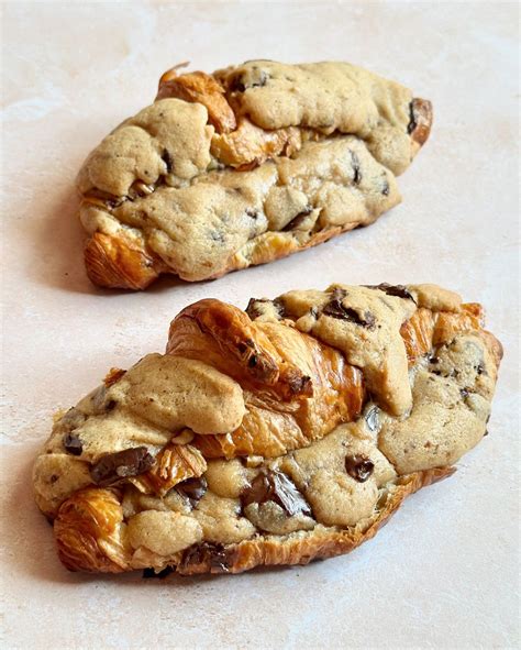 Verschiedene Croissant-Varianten (Vollkorn, Schokolade, Crookie)