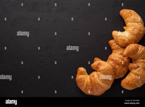 Verschiedene Croissant-Varianten auf einer Platte
