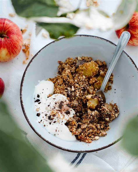 Verschiedene Crumble-Varianten: Apfel, Kirsche, Schokolade