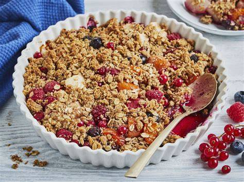 Verschiedene Crumble-Varianten mit Obst