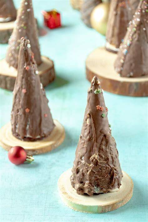 Verschiedene Deko-Ideen: Schoko-Tannenbäume, Buttercreme-Streifen, Kirsch-Verzierungen