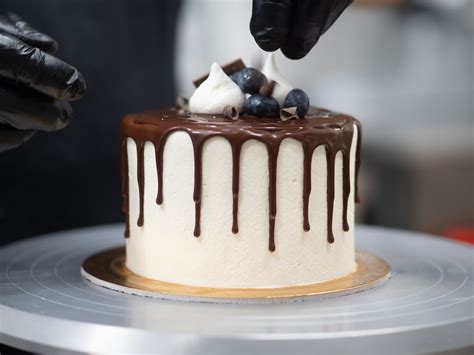 Verschiedene Deko-Techniken auf Torten: Drip Cake, Ombré Icing, Modellierfiguren